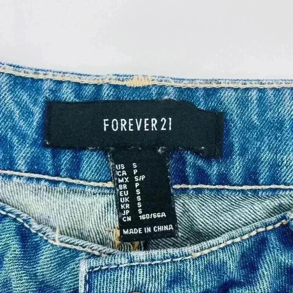 Forever 21 Women’s Distressed Boyfriend Blue Jeans w/Patches Relaxed Size Small - Picture 5 of 5